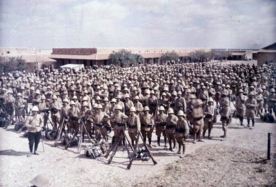 Het Medenine-garnizoen, Zuid-Tunesië: terugkeer van een colonne Franse Zouaven, uitsluitend uit de Elzas en Lotharingen, van de grens met Tripolitanië, 20 maart 1916 door Albert Samama Chikli